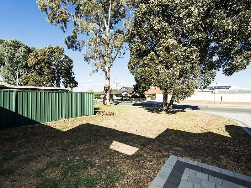 130 Seville Drive, Seville Grove WA 6112