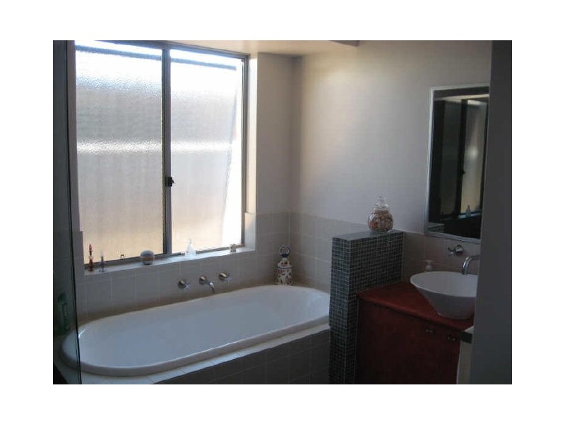 3/2A Reen St, St James WA 6102