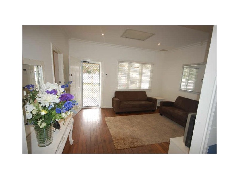 10 Reen Street, St James WA 6102