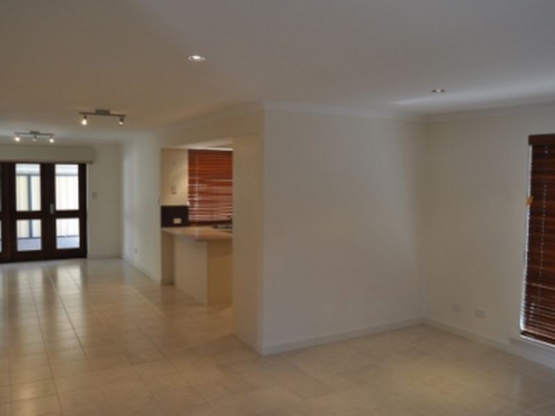 2/4 Lloyd Street, Cannington WA 6107