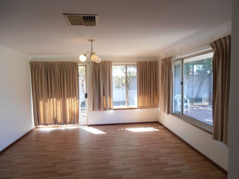 4 Galaxy Way, Carlisle WA 6101