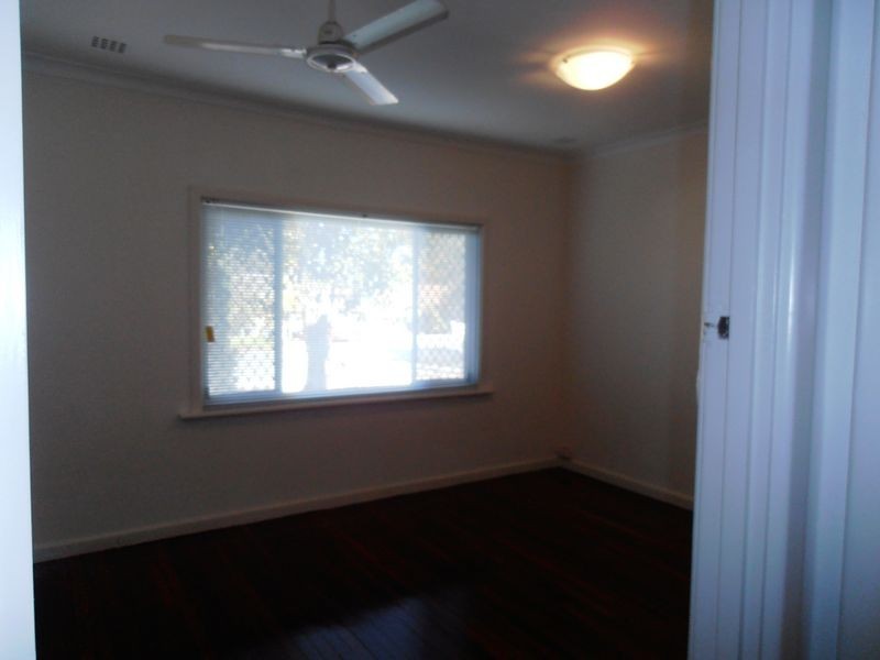 18 Buzza Street, St James WA 6102