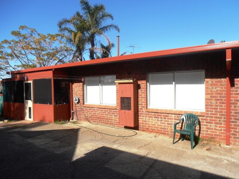 18 Buzza Street, St James WA 6102