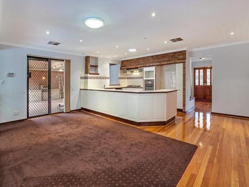 16 Hillock Circle, Leeming WA 6149