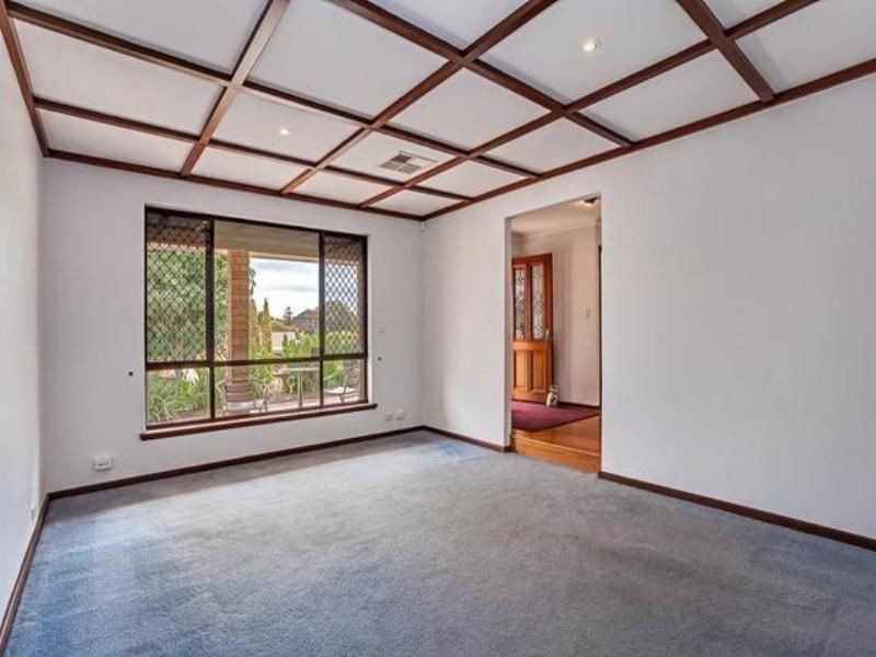 16 Hillock Circle, Leeming WA 6149