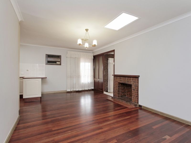 8 Longhurst Way, Queens Park WA 6107