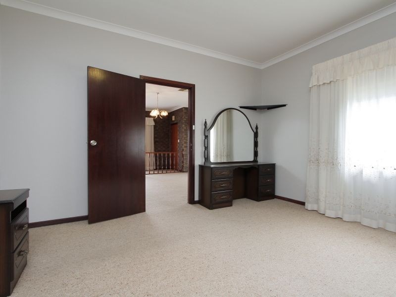 8 Longhurst Way, Queens Park WA 6107