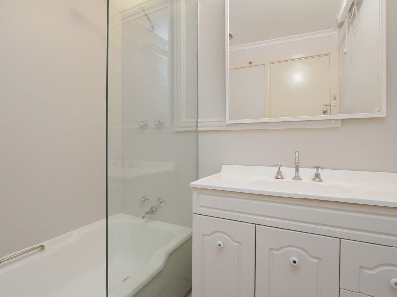 8 Longhurst Way, Queens Park WA 6107