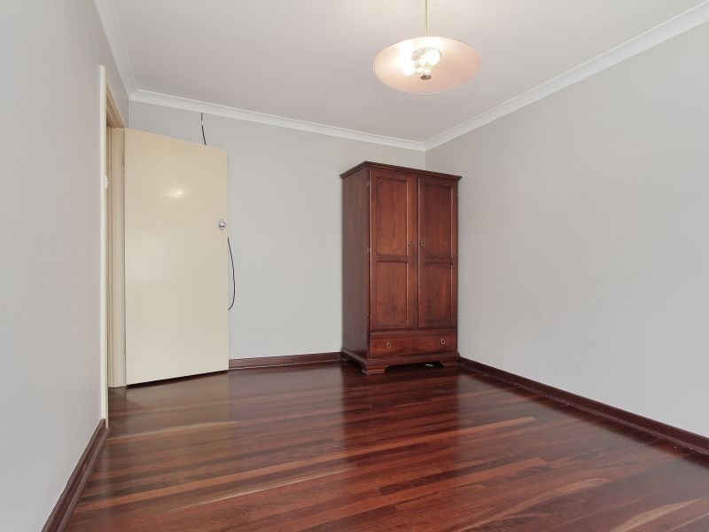 8 Longhurst Way, Queens Park WA 6107