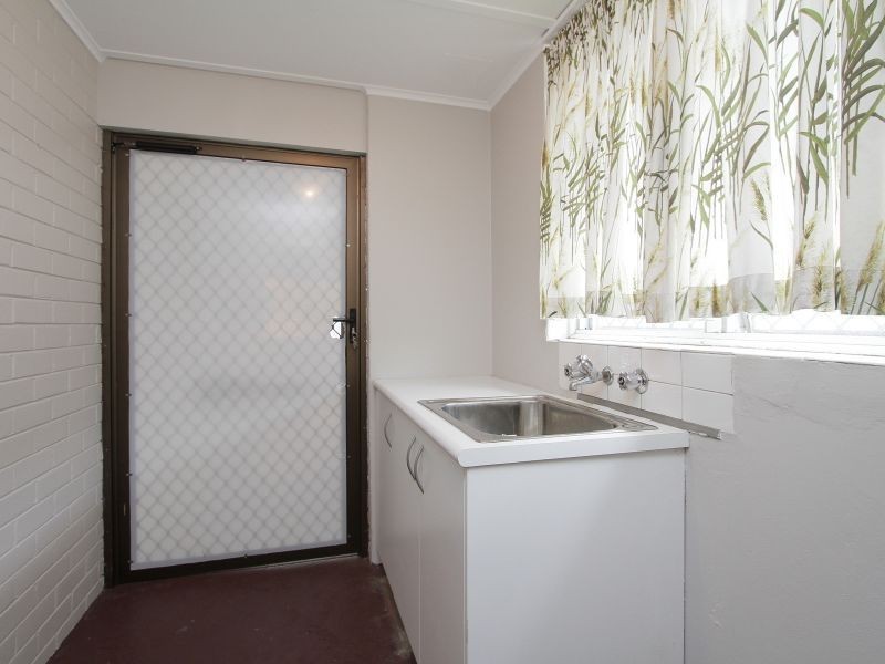 8 Longhurst Way, Queens Park WA 6107