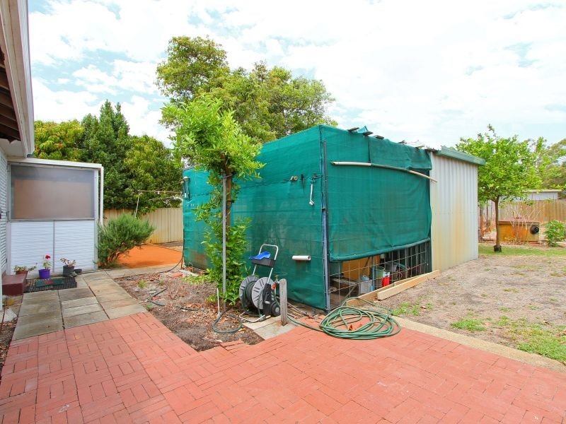 8 Longhurst Way, Queens Park WA 6107