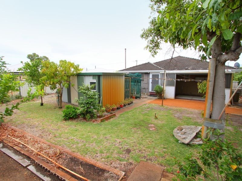 8 Longhurst Way, Queens Park WA 6107