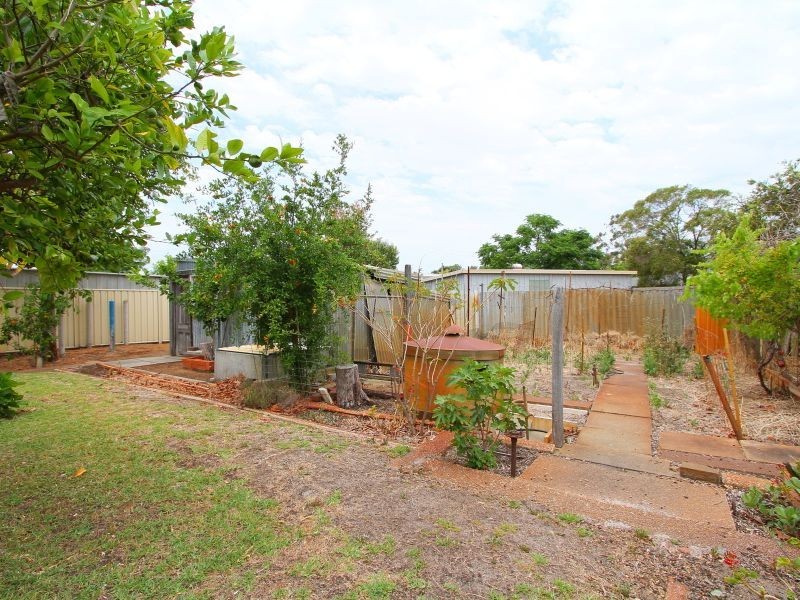8 Longhurst Way, Queens Park WA 6107