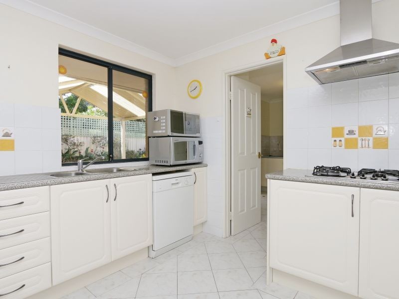 2/8 Hope Avenue, Manning WA 6152