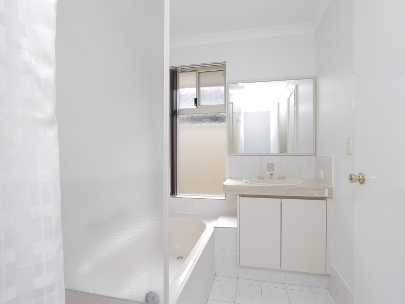 4/11-17 Norbertine Close, Queens Park WA 6107