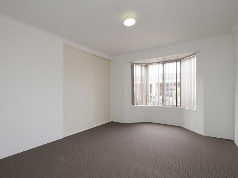 4/11-17 Norbertine Close, Queens Park WA 6107