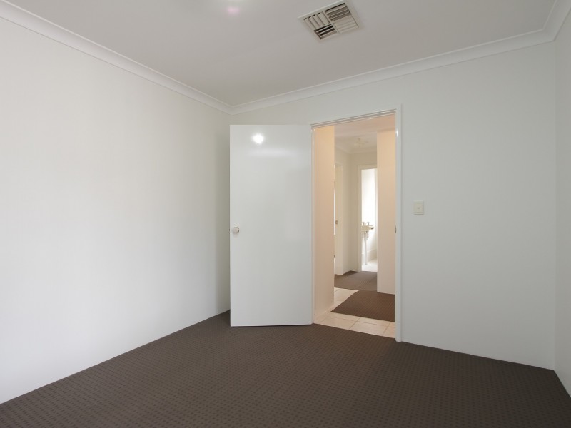 4/11-17 Norbertine Close, Queens Park WA 6107