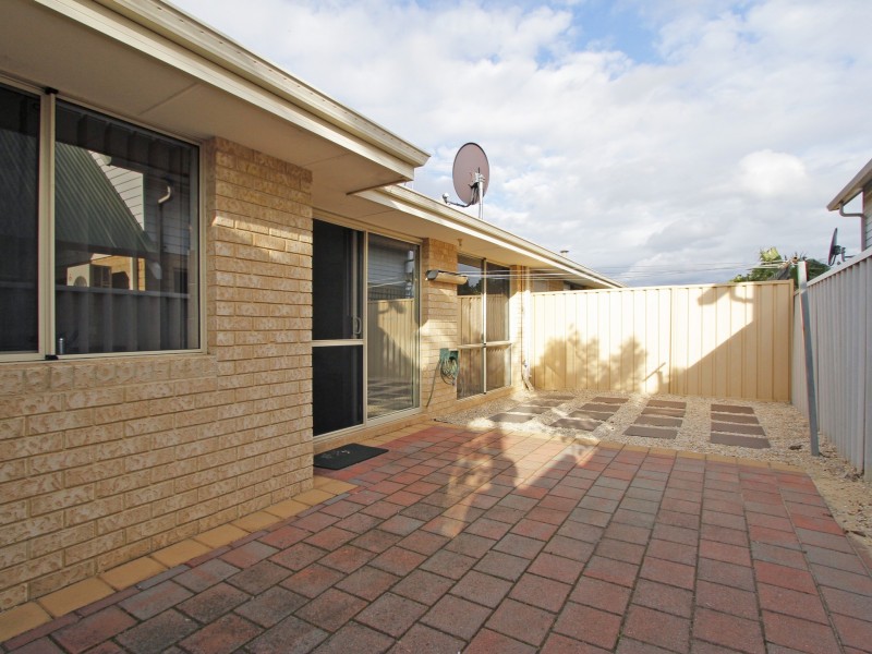 4/11-17 Norbertine Close, Queens Park WA 6107