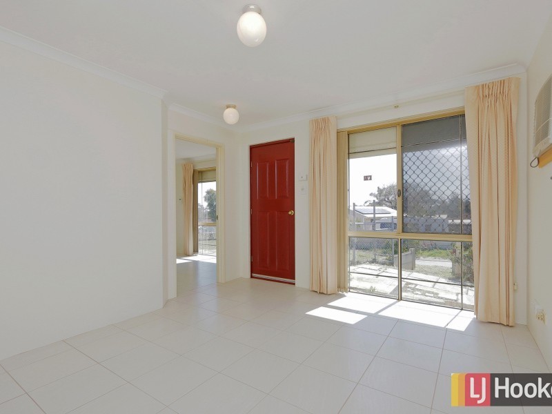 27 Camfield Loop, Parmelia WA 6167