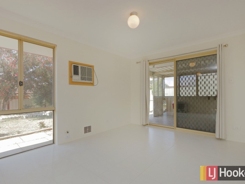 27 Camfield Loop, Parmelia WA 6167