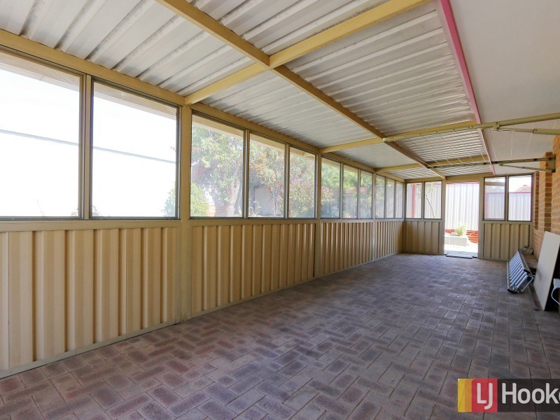 27 Camfield Loop, Parmelia WA 6167