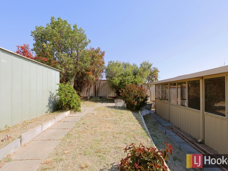 27 Camfield Loop, Parmelia WA 6167