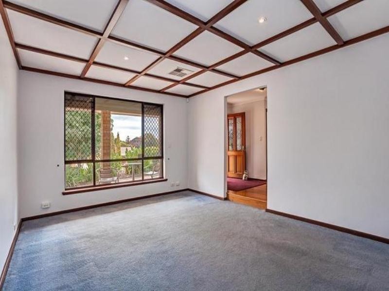 16 Hillock Circle, Leeming WA 6149