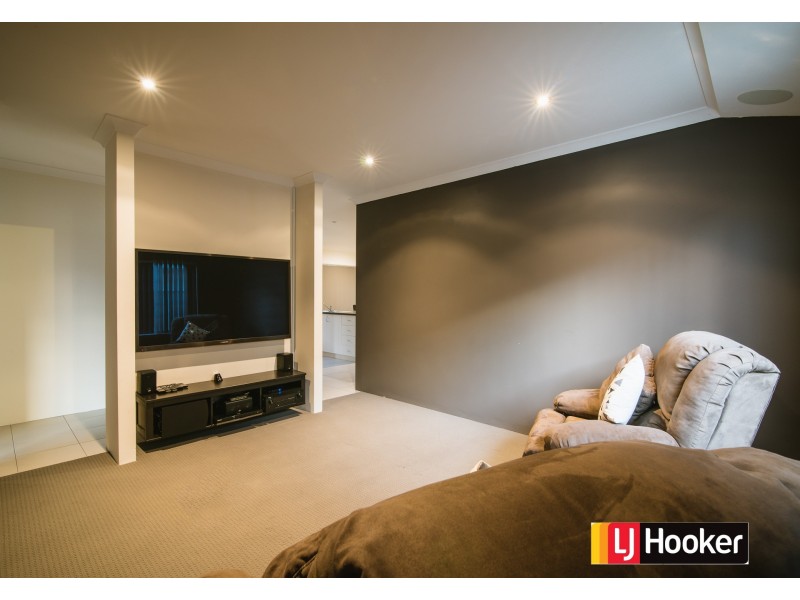 8 Serisier Parkway, Queens Park WA 6107