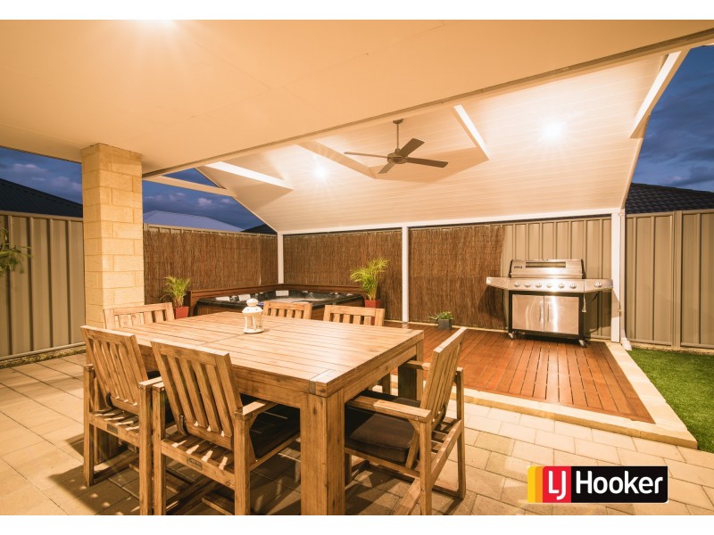 8 Serisier Parkway, Queens Park WA 6107