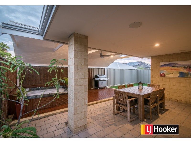 8 Serisier Parkway, Queens Park WA 6107