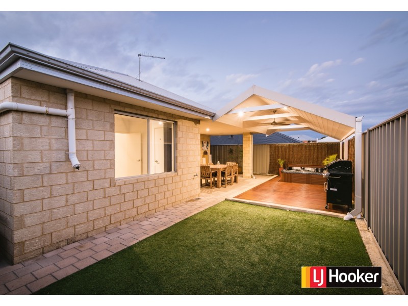 8 Serisier Parkway, Queens Park WA 6107