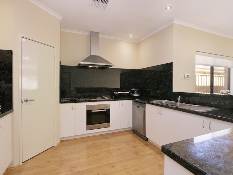 92 Amherst Road, Canning Vale WA 6155
