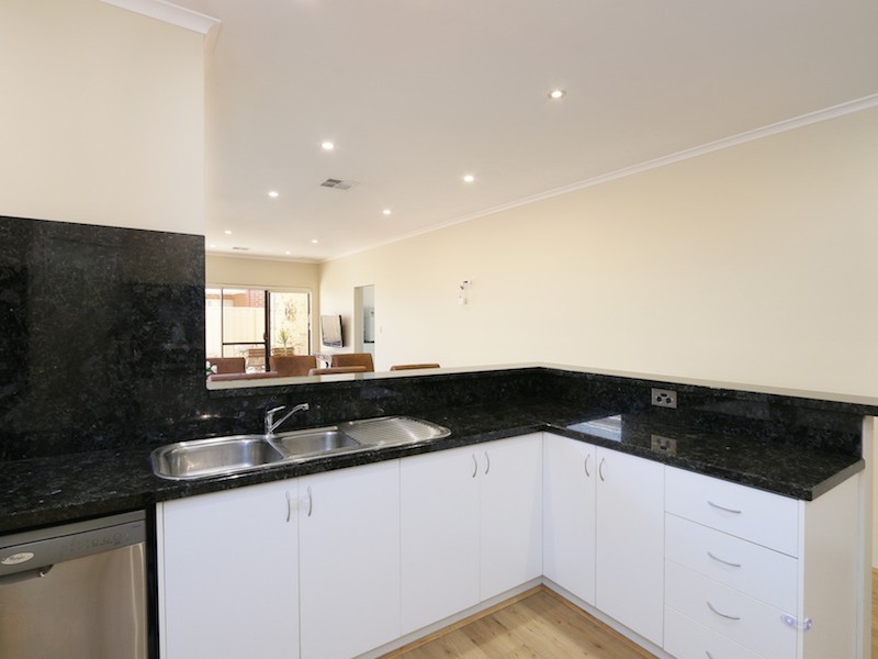 92 Amherst Road, Canning Vale WA 6155