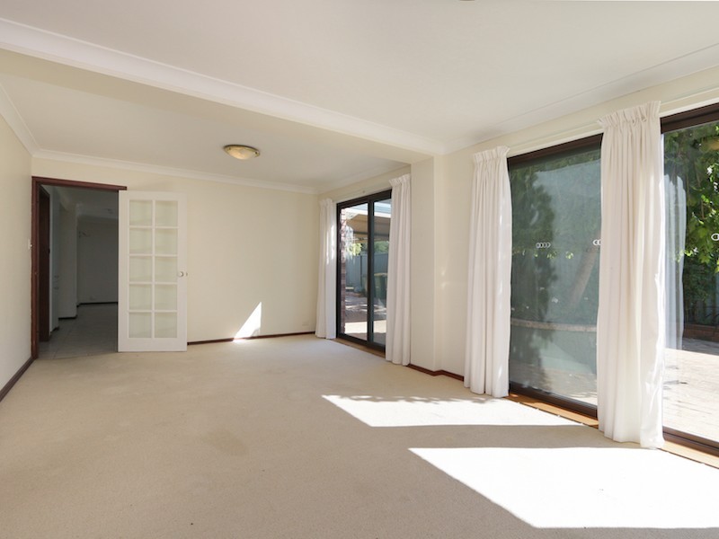 25 Pinewood Avenue, Kardinya WA 6163
