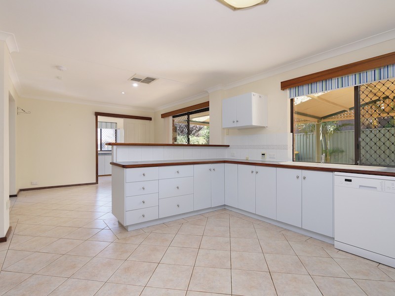 25 Pinewood Avenue, Kardinya WA 6163