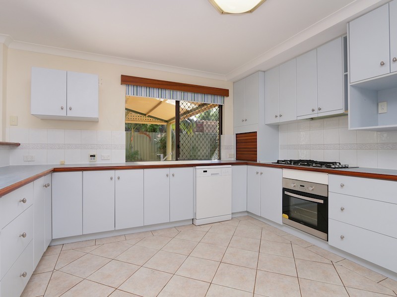 25 Pinewood Avenue, Kardinya WA 6163