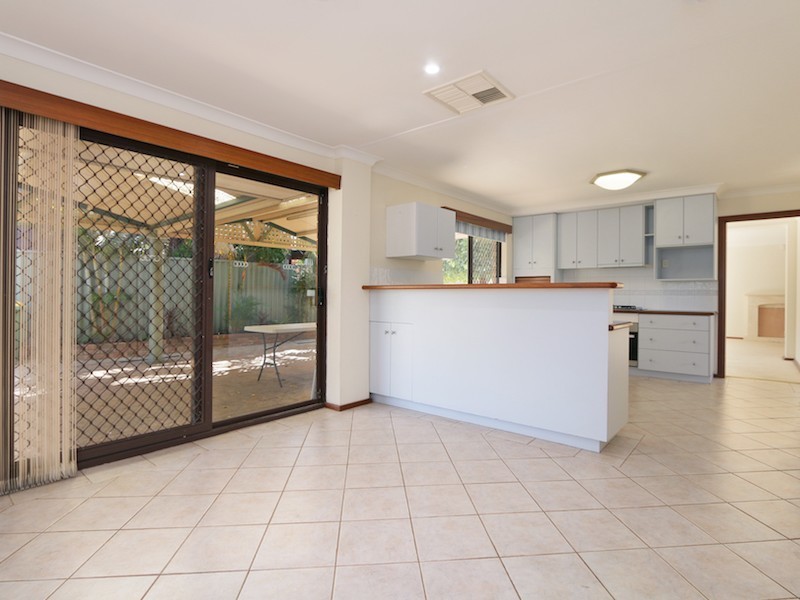 25 Pinewood Avenue, Kardinya WA 6163