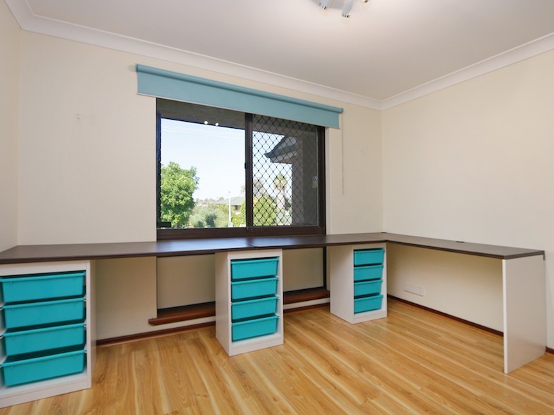 25 Pinewood Avenue, Kardinya WA 6163