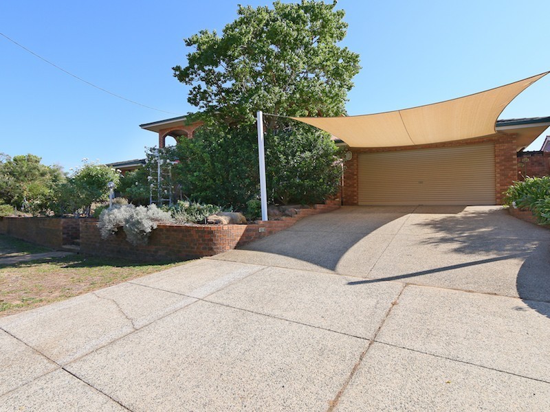 25 Pinewood Avenue, Kardinya WA 6163