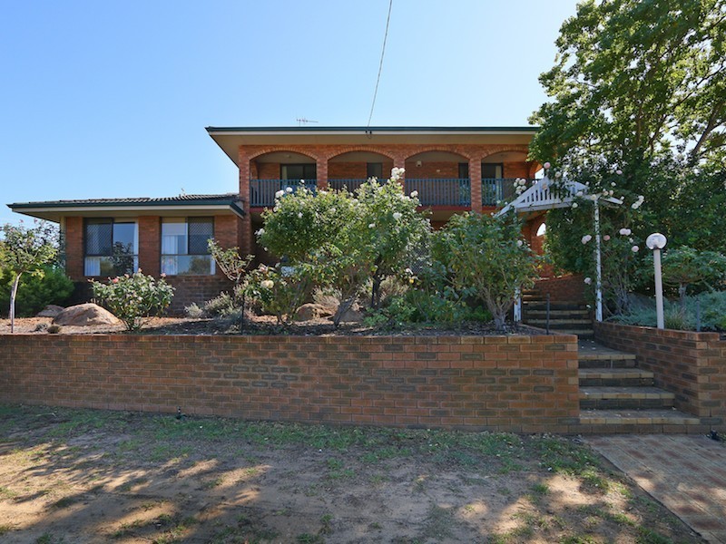 25 Pinewood Avenue, Kardinya WA 6163
