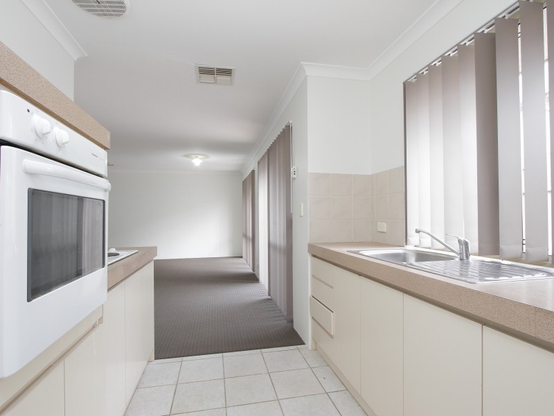 4/11-17 Norbertine Close, Queens Park WA 6107