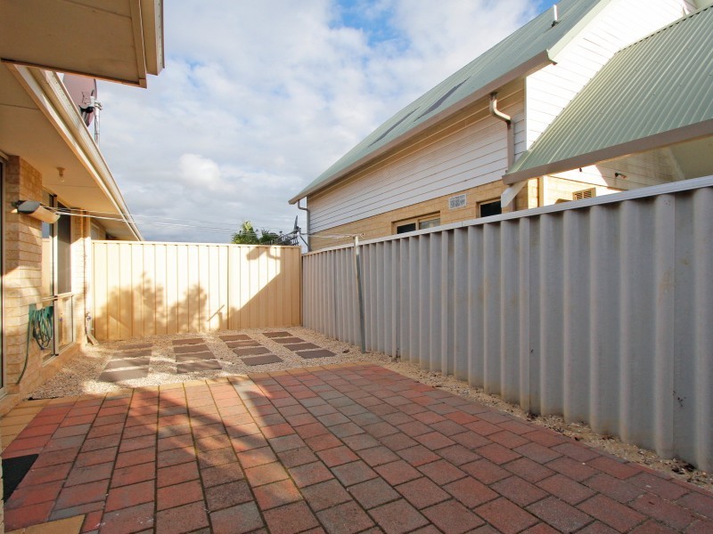 4/11-17 Norbertine Close, Queens Park WA 6107