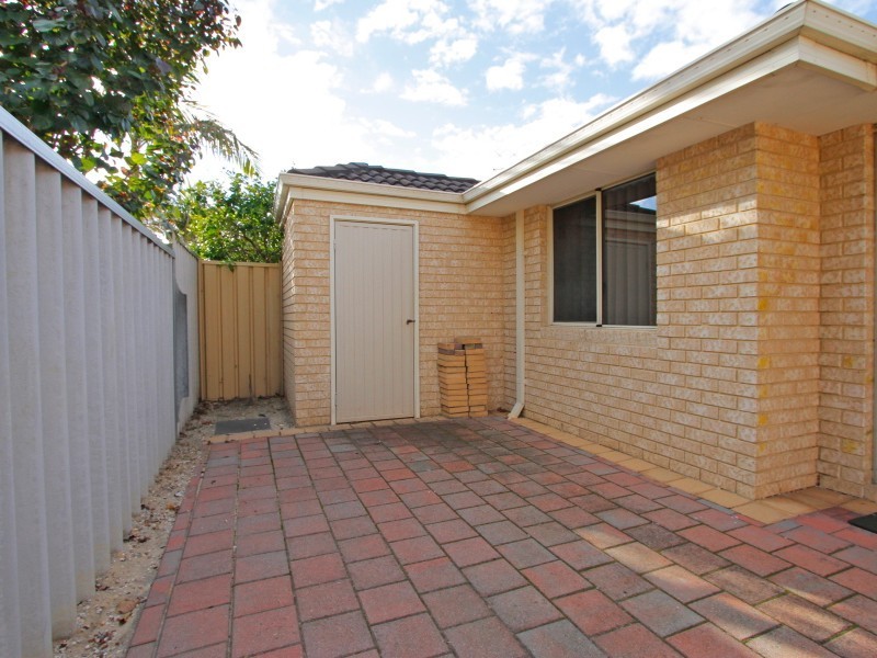 4/11-17 Norbertine Close, Queens Park WA 6107