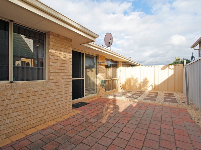 4/11-17 Norbertine Close, Queens Park WA 6107
