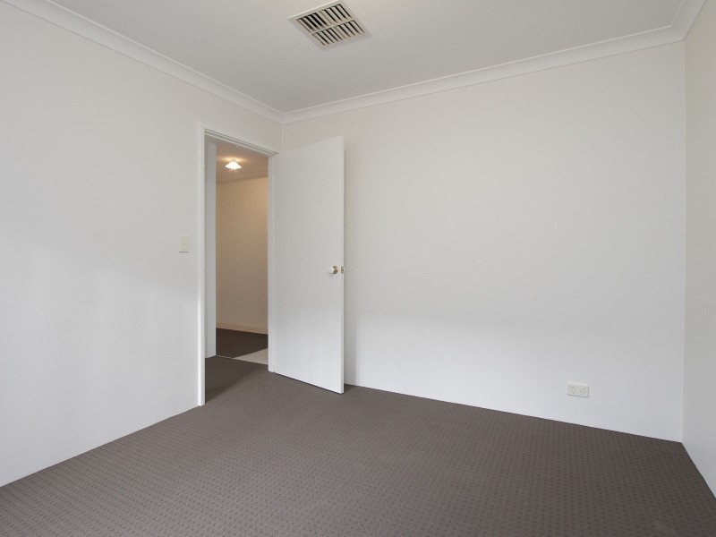 4/11-17 Norbertine Close, Queens Park WA 6107