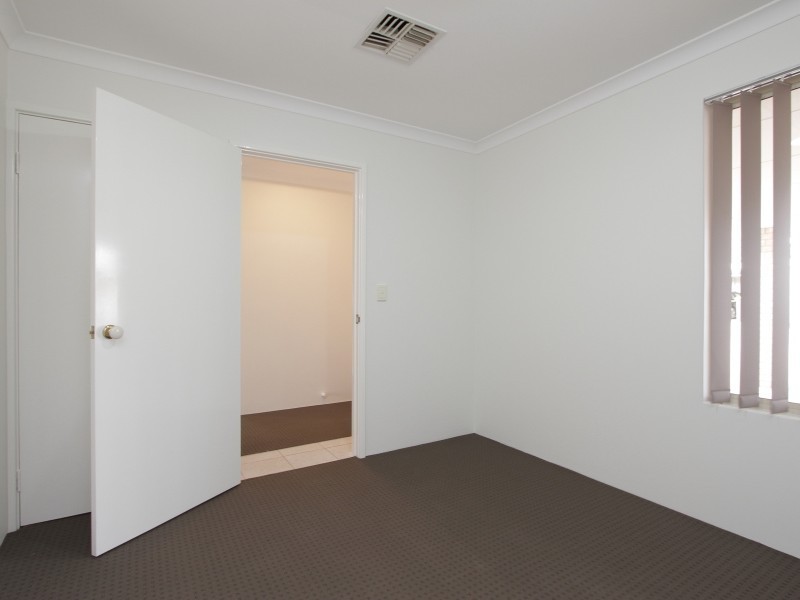 4/11-17 Norbertine Close, Queens Park WA 6107