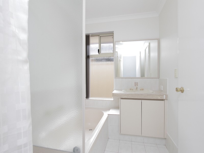 4/11-17 Norbertine Close, Queens Park WA 6107