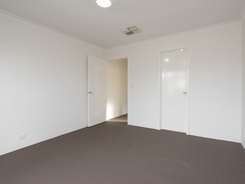 4/11-17 Norbertine Close, Queens Park WA 6107