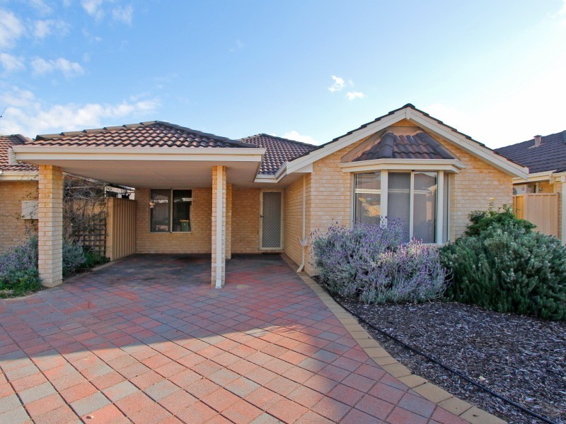 4/11-17 Norbertine Close, Queens Park WA 6107