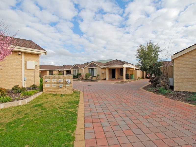 4/11-17 Norbertine Close, Queens Park WA 6107
